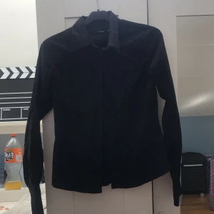 Svart skjorta - Svart skjorta från Sisters. Strl 36. Kan skicka, köpare står för frakt.