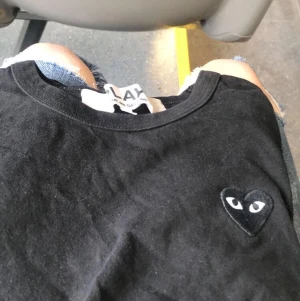 Cdg tröja - Kom med bud