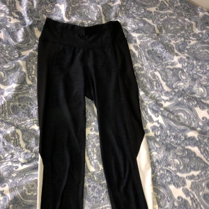 Mörkblåa träningsbyxor XS - mörkblåa högmidjade träningsbyxor, storlek XS, inte så stretchiga men jätte sköna!! Du står för frakten!