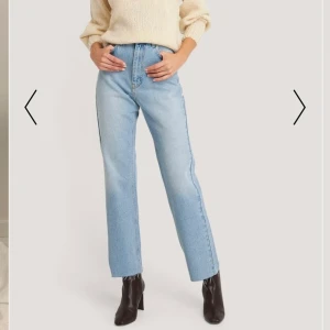 Super fina jeans  - Ljusa jätte trendiga jeans från NAKD. Så sköna och sitter super fint men har tyvärr blivit för små för mig. Köparen står för frakt. 