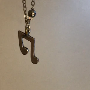 !!! 🦋🦋 egen gjort halsband 🦋🦋 !!! - Egen gjort halsband med ” musik ton ” 🎵✌🏼 kolla bio för frakt kostnad m.m. Fler frågor - kom dm så svarar jag snabbt ☺️✌🏼🦋