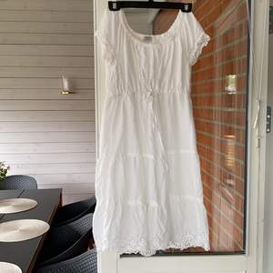 En vit klänning från Esprit i fint skick. Väldigt mjukt material med fina spets detaljer samt ett reglerbart snöre. Frakten är inräknad i priset. Storleken är 38 men funkar också som 36. 