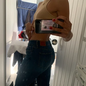 Levis 714 Straight - Raka jeans från Levis med hål på knäna. I bra skick, sparsamt använda. ❤️ köpare står för frakt