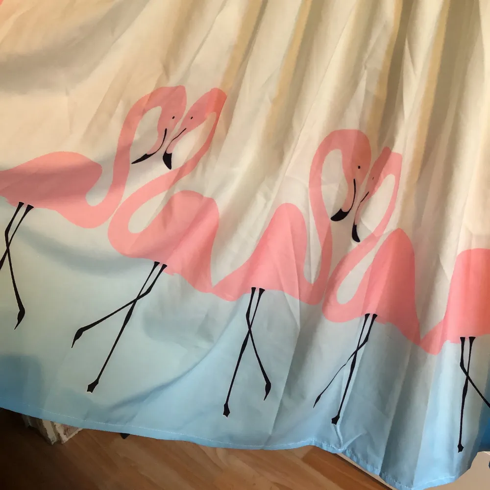 Super fin flamingo kjol tunt skönt material, dragkedja i sidan resor bak   Spårbarfrakt 49kr tillkommer . Kjolar.