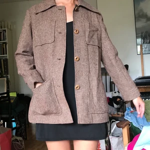 Jacka/kavaj  - Köpt i London för ca 600 kronor nypris på en vintage butik. Brun mönstrad med söta detaljer, fin höstjacka💕💕 frakt tillkommer. Superfint skick.