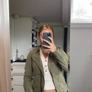 Militär jacka i ljusgrön färg stolek 34 - Snygg jacka som formar kroppen snyggt! Stolek 34 och inköpt från hm frakt 60kr