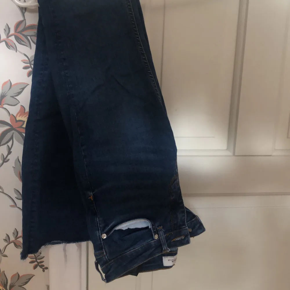 Mörkblåa Bootcut jeans ifrån ZARA i strl 34 , väldigt sköna och stretchiga knappt använda :). Jeans & Byxor.