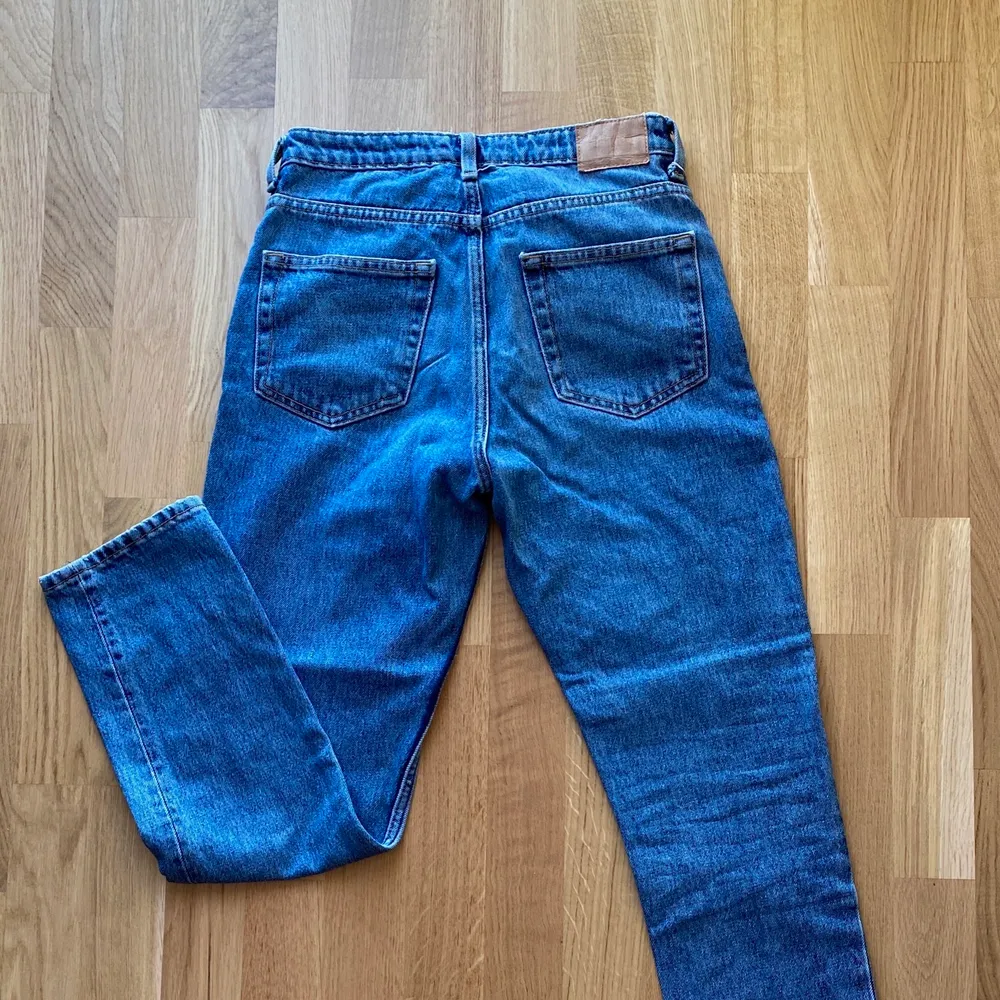 Frakt inkluderat i priset! Weekday Jeans! Jag säljer det för nu är det alldeles för litet för mig, ledsen för är en av mina favoritjeans!  Den är mörkblå med riktiga fickor!💕. Jeans & Byxor.