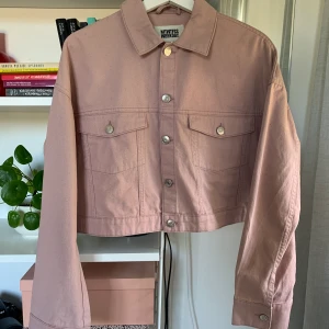 Weekday denim jacket - Kort och boxig supersnygg jeansjacka i denim från weekday. Endast använd en gång så i toppenskick!