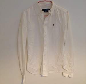 Klassisk Polo Ralph Lauren oxfordskjorta. Amerikansk stlk 4. Fint skick, men viss missfärgning i nacke och insida manschetter. Nypris ca1000kr.