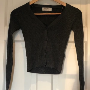 cardigan  - Trendig svart cardigan :) Jätte trendig och helt ny (bud från 150)!