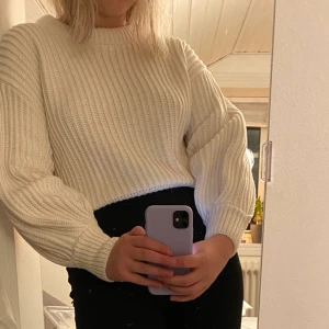 Vit stickad tröja  - Superfin tröja med balongärmar i väldigt fint skick! Bara använd ett fåtal gånger så de inte riktigt är min stil. Köparen står för frakten på 63:- 💜🌸 vid köp av tre plagg så får ni halva priset 💕