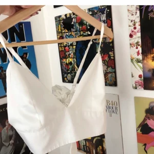 Topp - Säljer denna söta toppen som jag köpte här på Plick men som tyvärr va för stor för mig. Bilderna är från förra ägaren 🥳