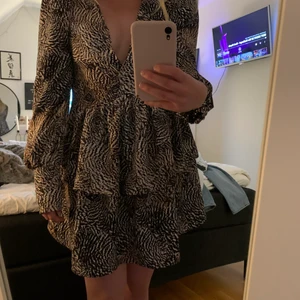 Klänning - Fin djurmönstrad klänning från Hm’s exclusive-serie. ALDRIG använd bara testad. Ordinarie pris är 499. 