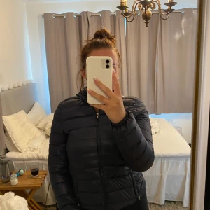 Moncler - Fint skick. Tjejen jag köpte den av sa att den va äkta men vet inte riktigt så där med priset. En lapp inne i jackan är bort dragen. Har en luva som man kan ta ut 