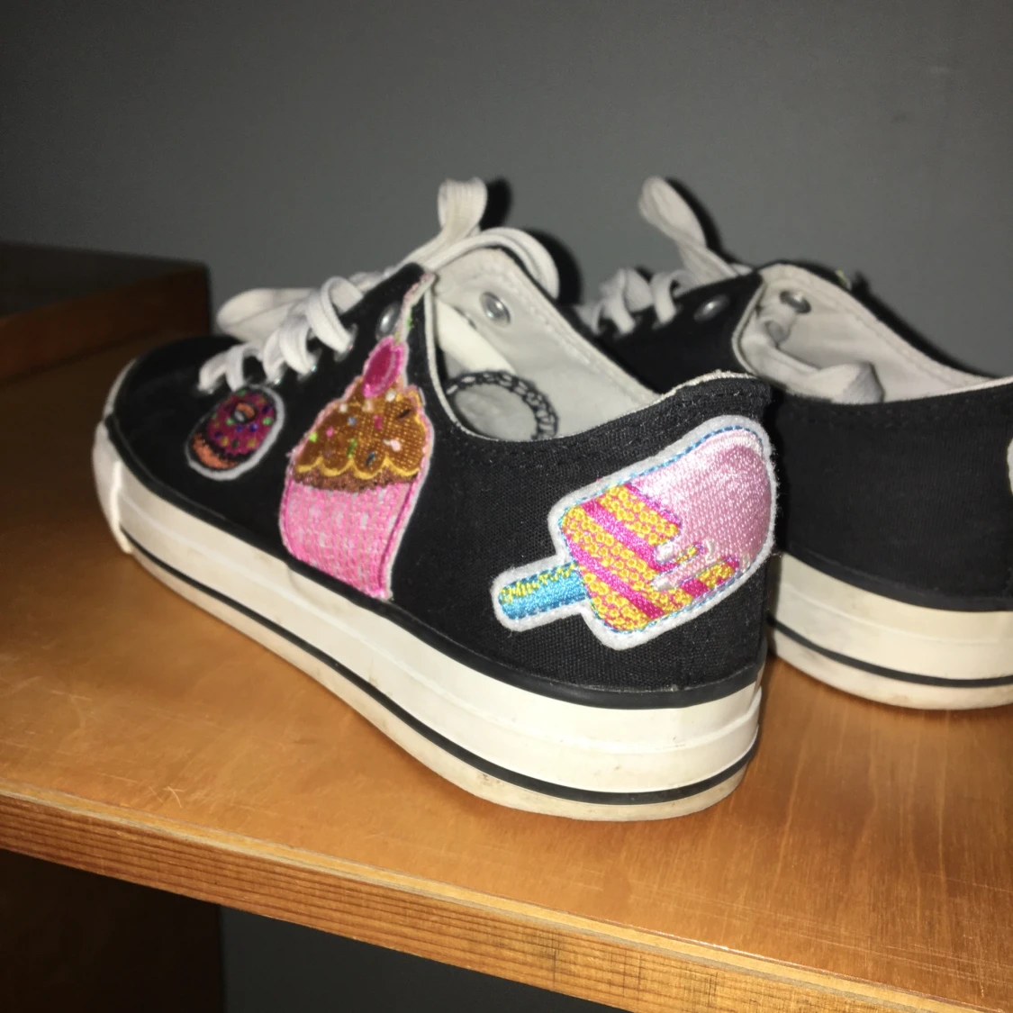 Svarta skor med gulliga märken - 90