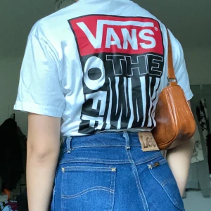 vans tshirt - en cool vans tshirt 💕 den har deofläckar (se bild) vid armhålan