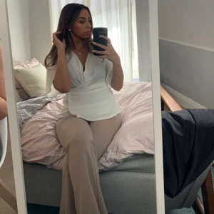 Tröjan på bilden - Skick: nästan som ny, använd endast 2 gånger