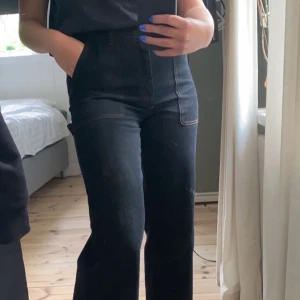 Svarta byxor  - Ett par snygga byxor med bruna sömmar ifrån monki💜