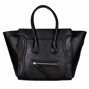 Chiquelle väska - Säljer den populära chiquelle väskan då jag inte fått användning av den på sistone. Förutom handtaget (sista bild) är väskan i jättefint skick!  Nypris: 699 kr