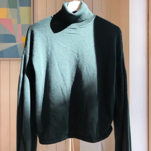 ASOS polotröja med vida ärmar  - Grönaktig fin polotröja från asos. Tjockt material och fina trumpetärmar. 