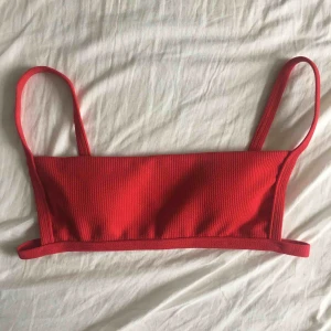  - Jättesöt bikinitopp perfekt till sommaren🎀 Säljer eftersom att jag tappat bort underdelen🤠👍🏼 Frakt tillkommer. Högsta budet: 85kr +frakt, budgivningen slutar mån 27/7