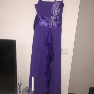 Festklänning  - Storlek 40/42 pris 500kr