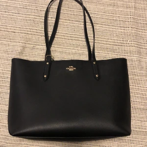 Coach väska  - Säljer coach väska, köpt på zalando finns dustbag 