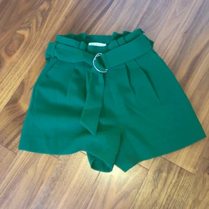 Stl XS - Gröna snygga kostymshorts med skärp till.💚