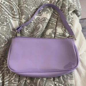 Väska - en jätte fin lila väska, helt oanvänd, jätte fint skick! Ni får buda nere i kommentarerna men vi startar på 100kr