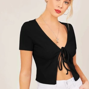 Shein svart tröja med knytning fram. - Storlek L men är som M. Endast provad. 100kr plus frakt 44kr.