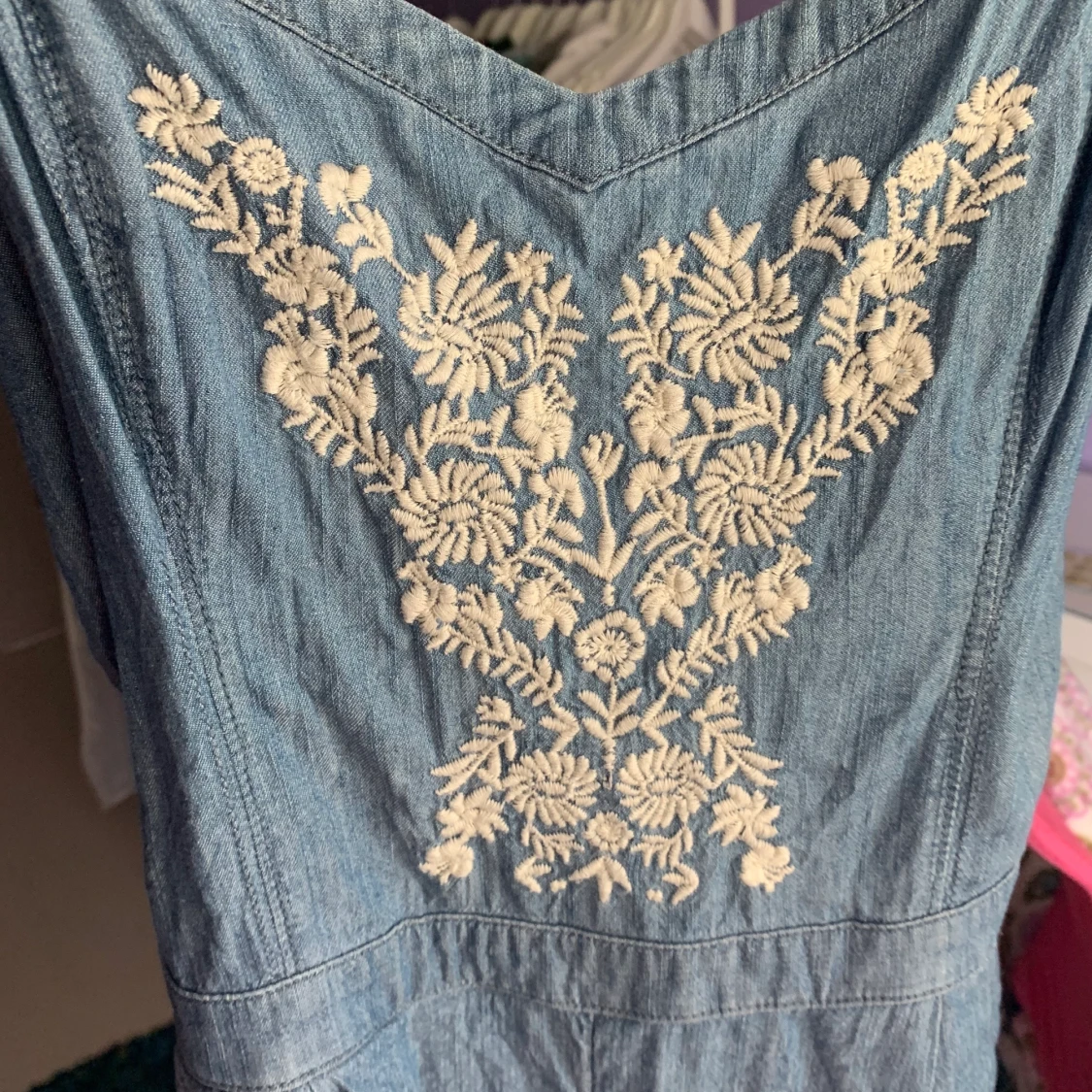 Blå broderad byxdress - 90