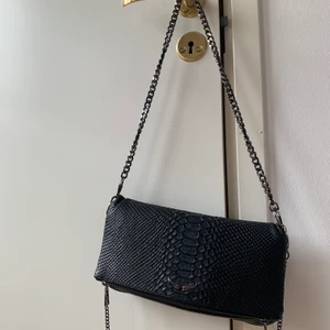 Zadig väska  - Funderar på att sälja min snygga Zadig väska så kollar intresset!! Svart i ormskinns mönster, lite små små slitningar, skicka meddelande för mer bilder. Inköpt på Zadig & Voltaire på birger Jarlsgatan i Stockholm för ca 1 år sedan. Köptes för 3760kr