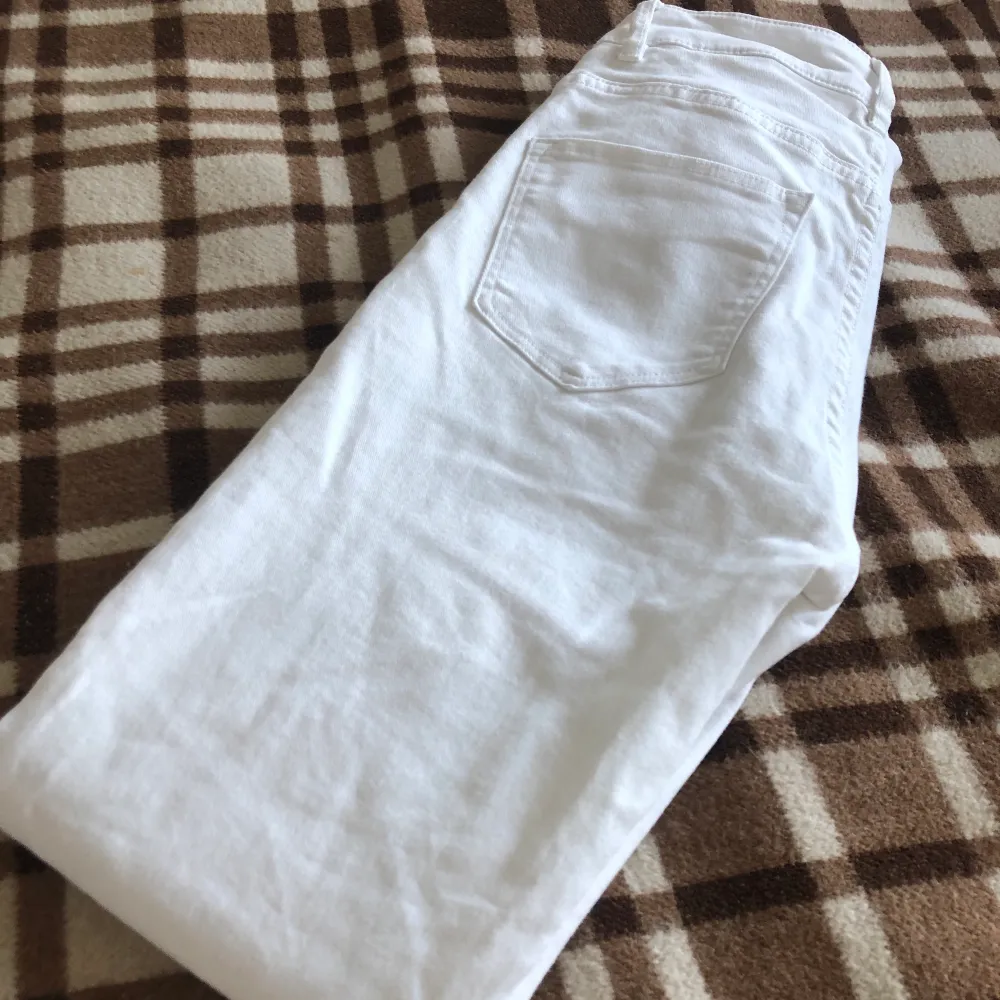 Vita tighta jeans i stretchigt material. Inköpta för 299kr, säljes för 90kr +frakt.. Jeans & Byxor.