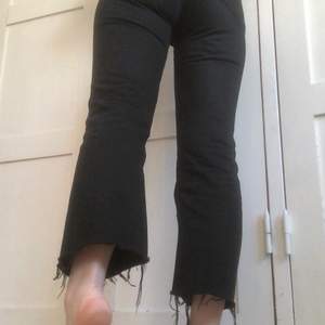 Säljer nu mina favorit jeans! En par svarta Levis som är avklippta längst ner. Fyndade secondhand men i väldigt bra skick! Lite korta på mig som är 170cm lång men det beror ju helt på hur man vill ha dem. Köpare står för frakt!✨