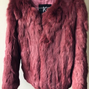 Kaninpäls - Äkta rosa kaninpäls från Kopenhagen By Andersen. I mycket gott skick och fin kvalite. Andra bilden visar färgen tydligast. 