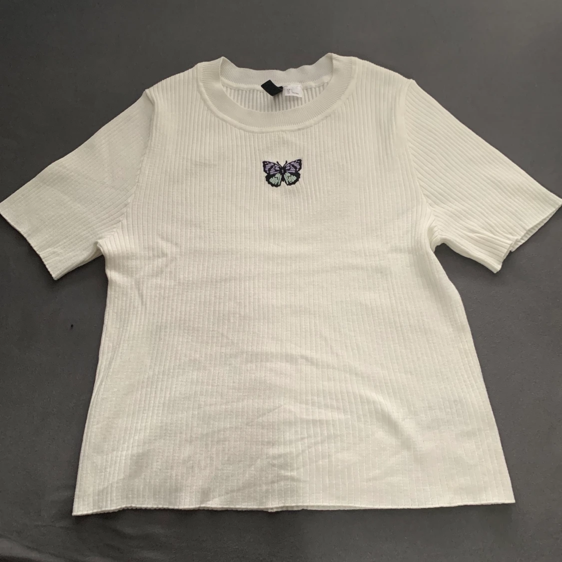 Ribbad vit fjäril t-shirt