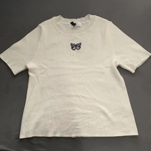 Ribbad vit fjäril t-shirt - Helt ny och oanvänd! St är L men jag skulle mer säga att det passar S osv