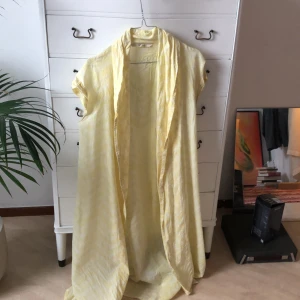 Kimono - Så fin sommargul kimono/klänning combo