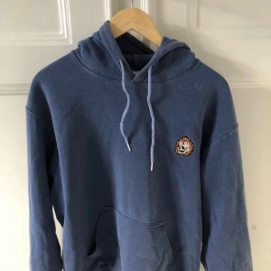 Urban Oufitters hoodie - Hoodie med skelett tryck från Urban Oufitters 💀 Knappt använd och i storlek XS i herrstorlek. Frakt tillkommer:)