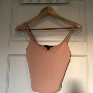 Ljusrosa linne  - Beigeig ljusrosa line (färgen syns inte så bra på bilden)från Forever21. Snygg på, lite v ringad.