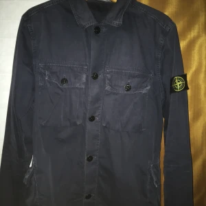 Stone island jacka  - Storlek M distressed stone jacka nypris var runt 4000. Kontakta gärna om du har en fråga elr om du vill köpa mvh Gustav👍🏼