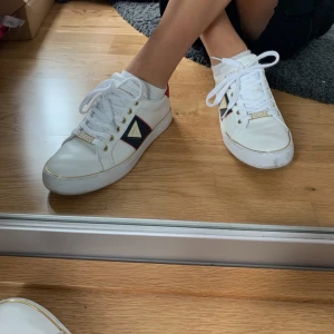 Guess skor strlk 39 - Guess skor köpta i guessbutik i USA, använda Max 2 ggr. Riktigt snygga men passar inte till mig. Skulle säga att det passar en 38 och 39 i skor. Köpta för ca 900 kr