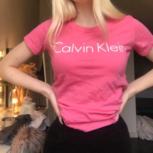 Calvin Klein t-shirt - Rosa ck tröja i bra kvalitet 