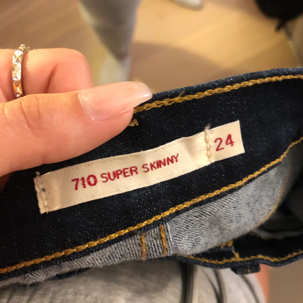 Säljer mina Levis jeans 710 storlek 24. Kunde tyvärr inte fota dem på eftersom de är för små😢. Jeans & Byxor.