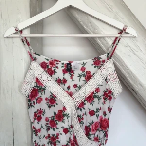 Blommig top  - En top från H&M stl 36 