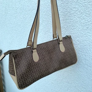 liten väska  - svin snygg väska! säljer vid ett bra bud, köparen står för frakten💕🦋 3 för 2!