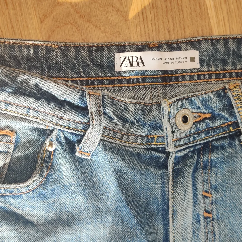 Super snygga jeans ifrån Zara, som jag tyvärr inte får använt! Storlek 34, men sitter som en tight passform på mig som är en 38/40. Mer relaxed fit om man är en 34/36. Skickar gärna, köpare står för frakt! Fler bilder kan fås!🤗🤗. Jeans & Byxor.