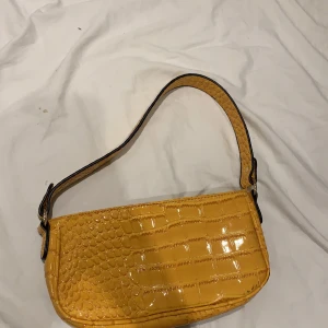 Gul väska  - köpte denna väska från shein och har endast använt den en gång vilket var tillfället på bilden. Säljer billigt då jag vill bli av med denna väskan pga ingen användning. Då kvaliten och färgen inte var något för mig. MÖTS UPP I STOCKHOLM 