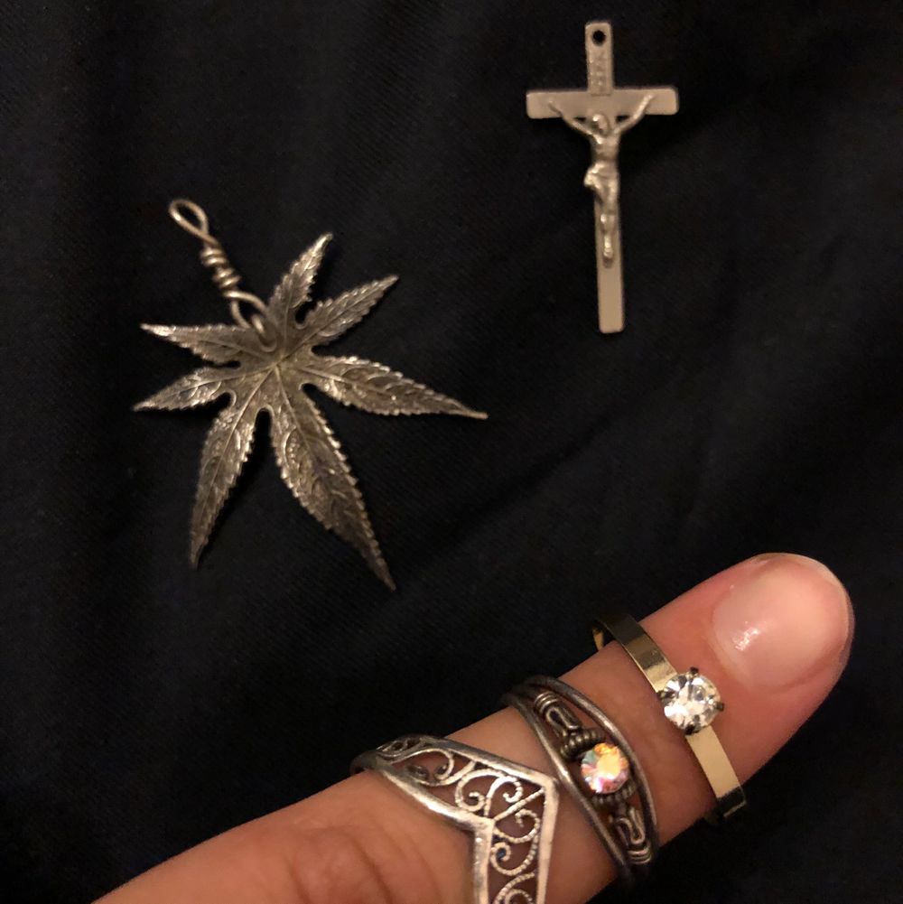 Domhär silver ringarna och halsbandsberlockerna är av äkta silver! Silver stämpel finns! 100kr/styck / frakt är inkluderat! Om ni är intresserade eller har frågor är det bara att kontakta mig!😊 FLER SILVER SMYCKEN FINNS PÅ MIN SIDA, TA EN TITT!. Accessoarer.